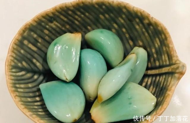 做法|腌制腊八蒜时,用陈醋还是白醋大厨教你正确做法,简单好掌握