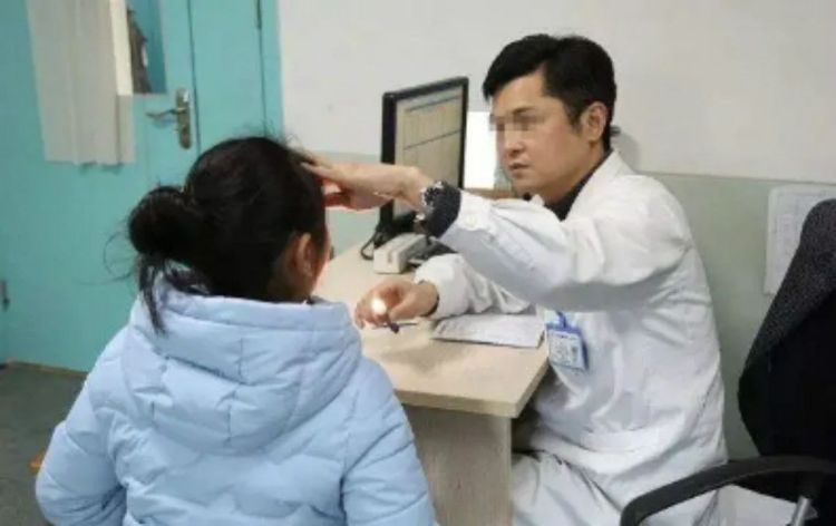 眼睛|女儿误将502当眼药水,妈妈用60秒挽救了娃,医生:向你学习