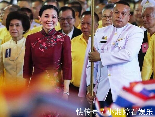 华裔王后|华裔王后苏提达晒旗袍漫画太美了!太有东方韵味,诗妮娜东施效颦