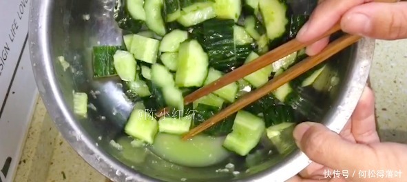 炎热的夏天最适合来一份凉拌黄瓜,做法特别简单,清脆爽口