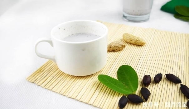 牛奶是早上喝还是晚上喝,效果大不一样,别再盲目乱喝了