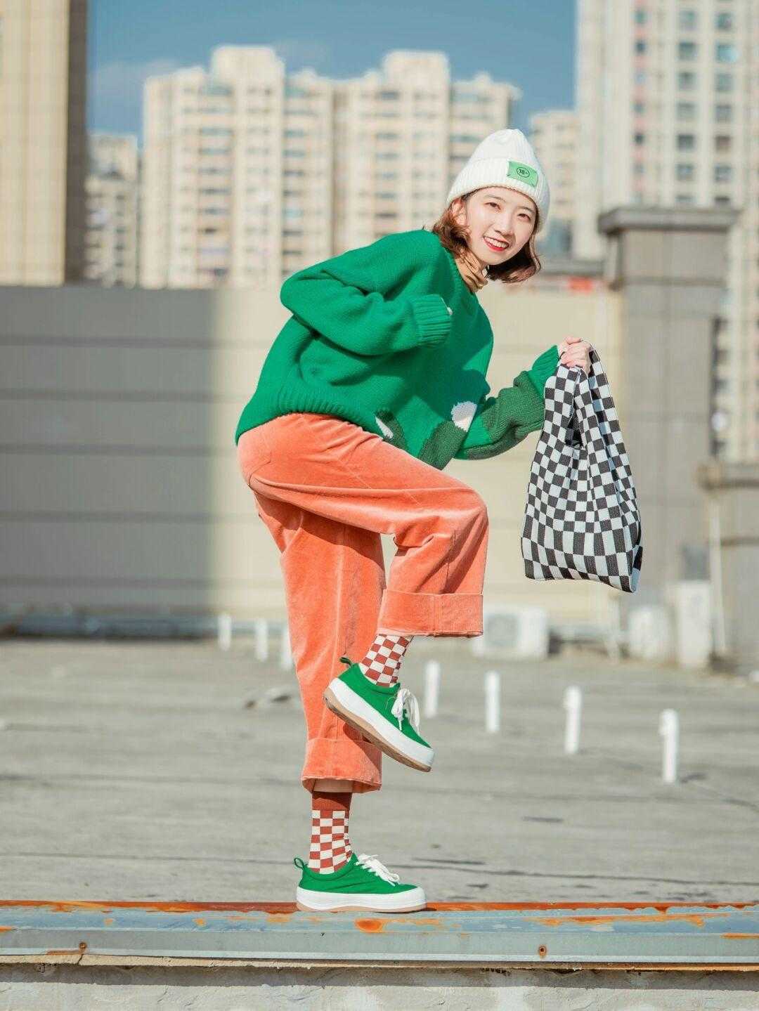 穿搭 冬季要拒绝“老气感”,快安排上这3条高级色裤装,洋气炸了