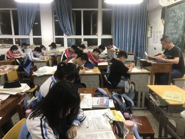 这位班主任每晚陪作业到十点半，学生开心地把书包留在学校