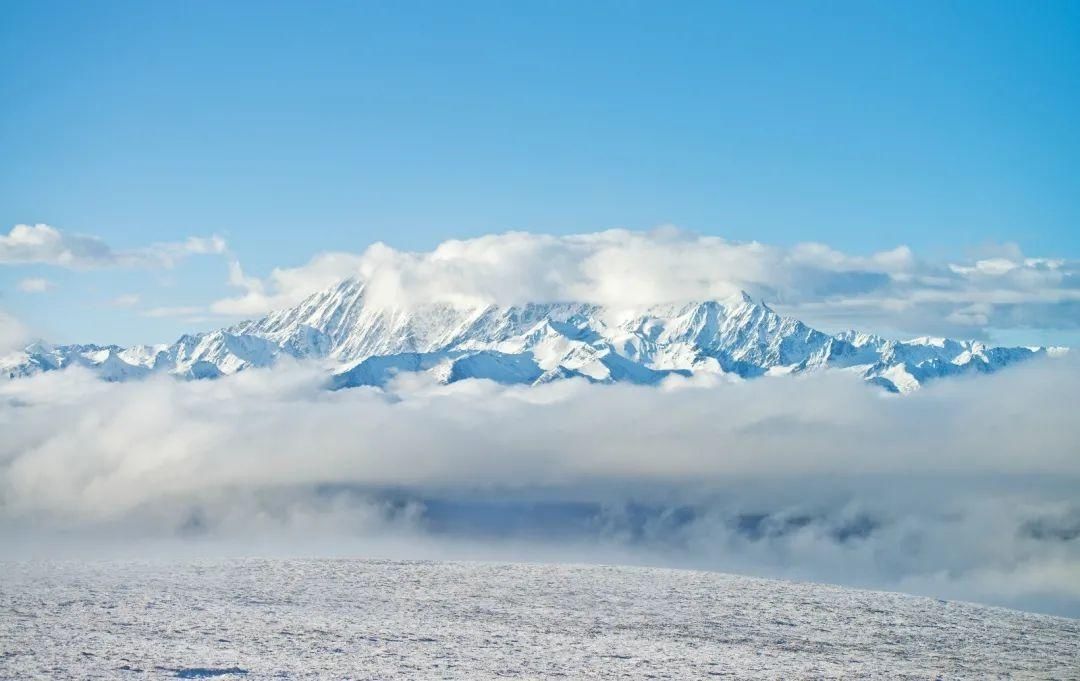 雪线|一睹甘孜县小众雪山美颜，感受这连接天地的诗意