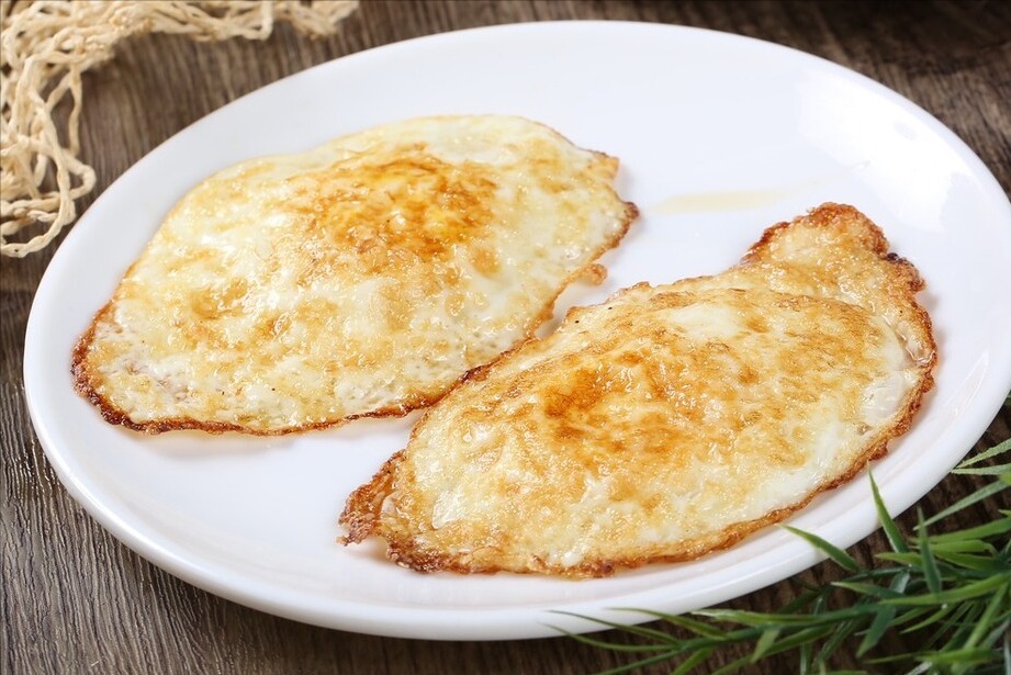 煎荷包蛋,用热油还是凉油大厨教你2个技巧,香嫩圆润不粘锅