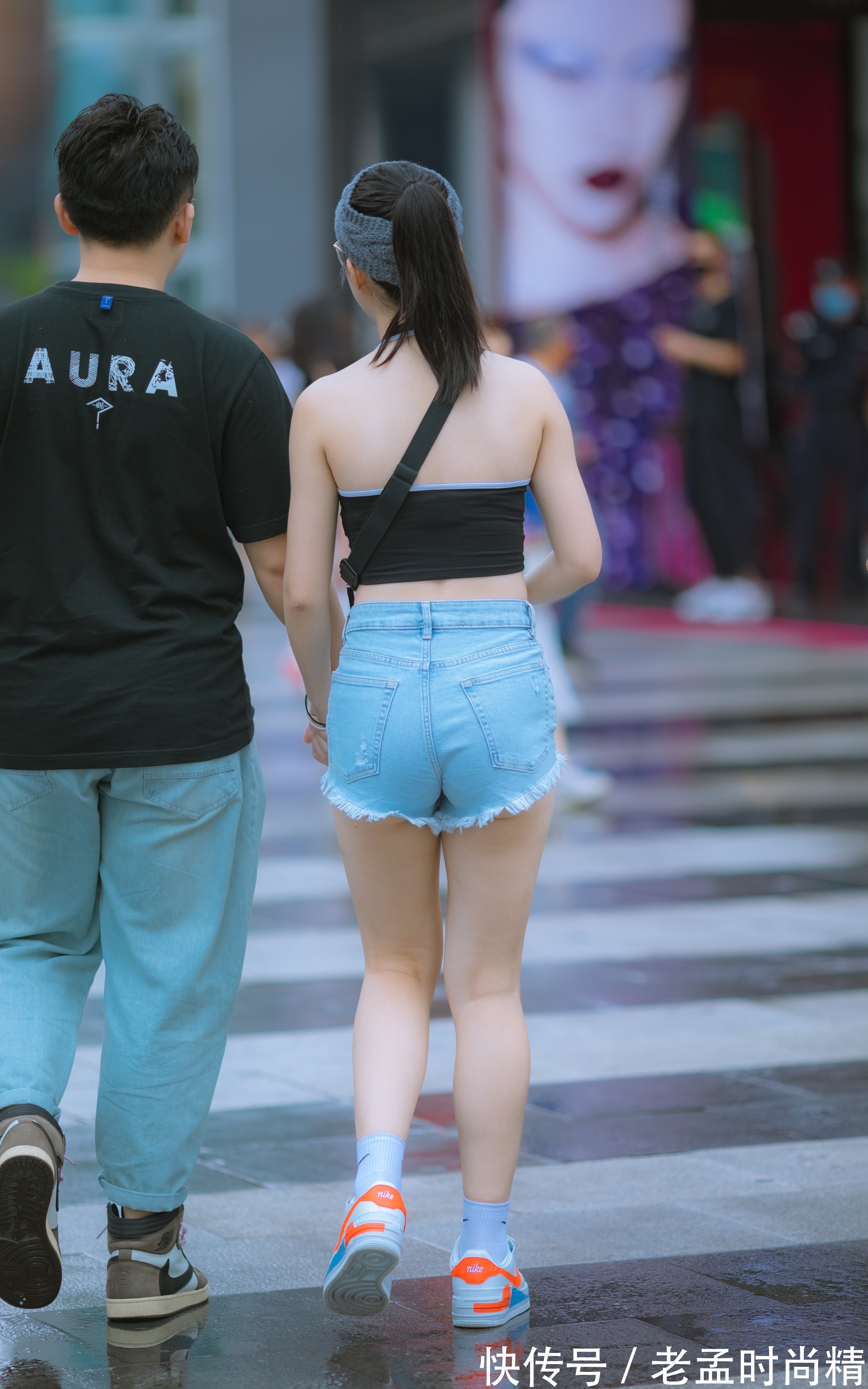 一字肩|街拍|穿黑色一字肩短装的女生