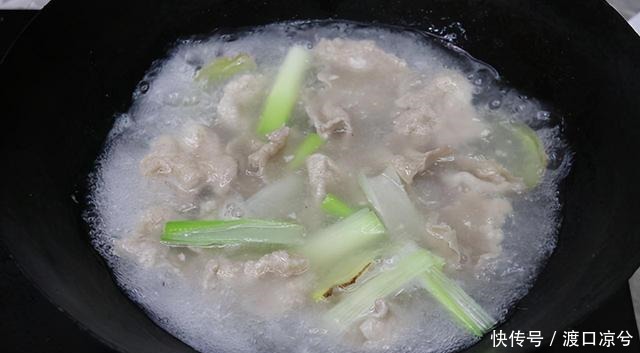 瘦肉新吃法,用擀面杖锤一下,鲜嫩爽滑不油腻,10块钱一大碗