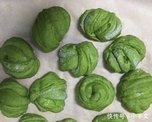 1把菠菜2碗面粉,做家人爱吃的花卷,蓬松香甜,营养又美味