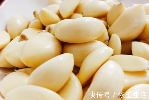 腌腊八蒜，别只会放醋，多加1个技巧，2天就变绿，香又脆还解腻