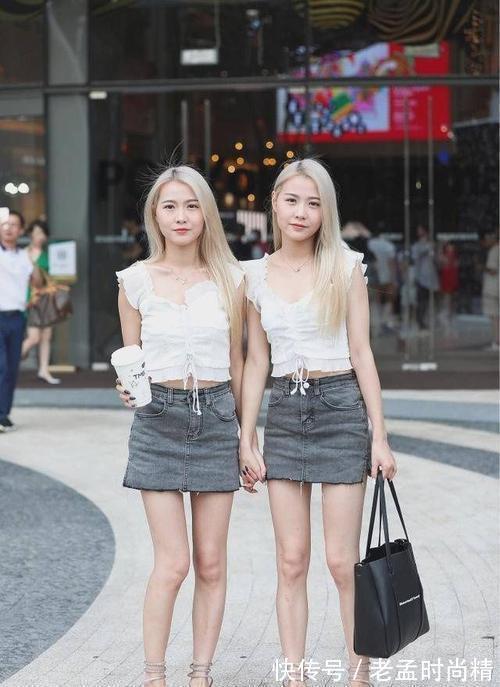 牛仔裙|这对姊妹穿了一件配“牛仔裙”的肚脐衫。网友:不行
