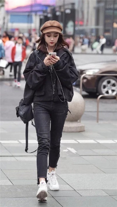 街拍：自信优雅的小美女，魅力十足，气质甜美