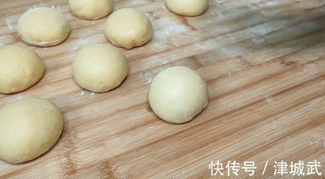 想吃面包不用买,方法简单不用烤箱,在家就能做,出锅暄软又拉丝