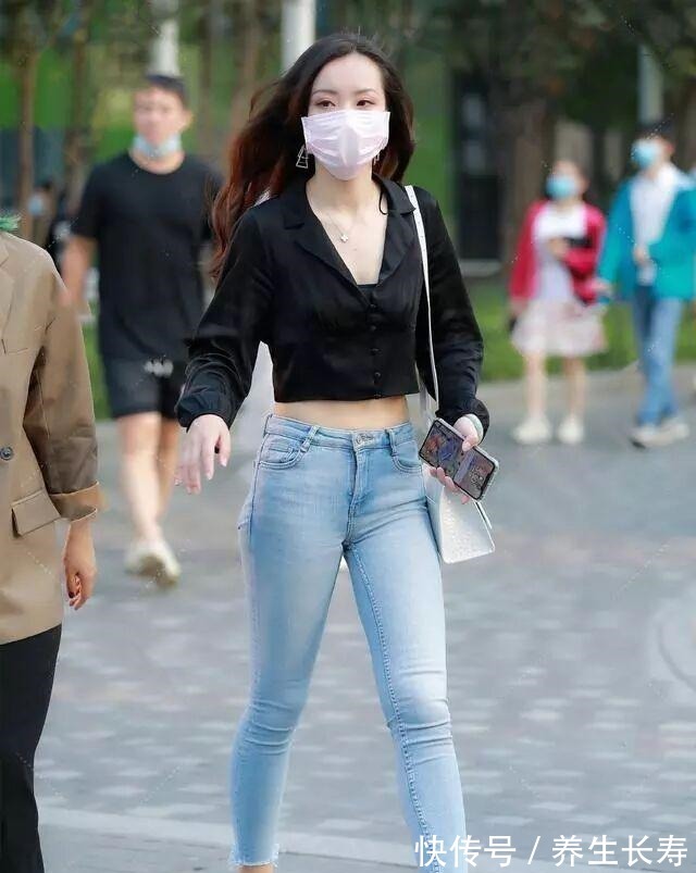 职业女性 黑色露脐西服搭配蓝色打底裤，凸显职业女性专业，风姿卓越！