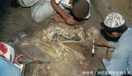骸骨|情侣死前深情拥吻,这一吻持续了2800年,使无数爱好者着迷
