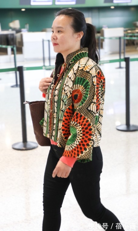 穿搭 龚琳娜精神状态挺年轻,穿民族风印花外套配紧身裤,素颜状态很美