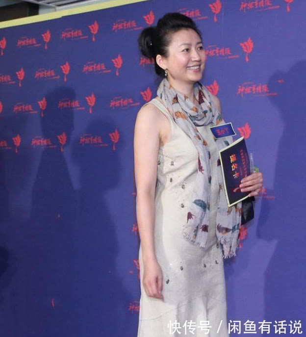 连衣裙|53岁王小丫素颜亮相,穿连衣裙配丝巾低调朴素,骨子里透着知性美