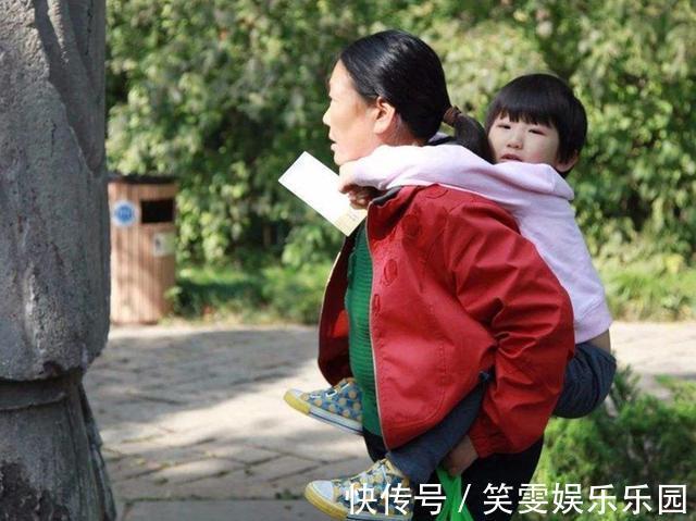 超市|老人带4岁娃超市疯狂试吃草莓，被制止孩子发怒：“我打死你！”