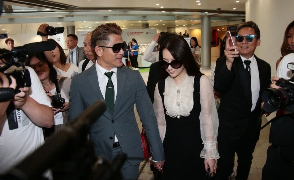 雪纺衫|方媛不愧是“天王嫂”,穿雪纺衫配黑色连衣裙甜美温柔,娇俏可爱