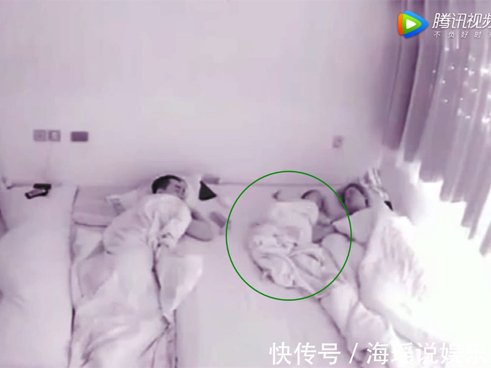 入睡|监控实拍11个月的宝宝半夜起来喝奶,喝完自己就睡着了,太乖了