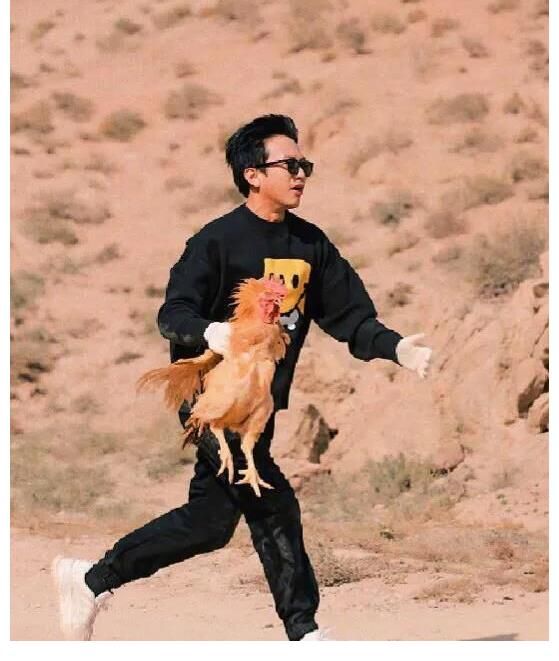 鄧超被五哈節(jié)目組可整慘了，又是抓雞又是趕豬，苦不堪言