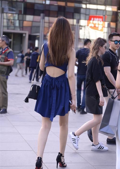 细高跟凉鞋搭配一款连衣裙，简单的服装穿出气质，搭配出时髦感