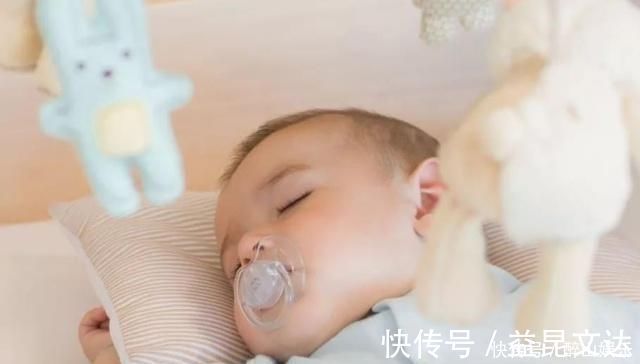 认同感|宝宝总爱扯袜子玩,一给穿上袜子就抓狂原因终于找到了