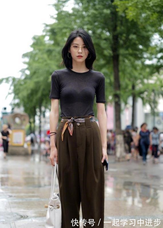 短裤 黑色修身短袖搭配棕色阔腿裤,娇嫩丰盈,温文尔雅!