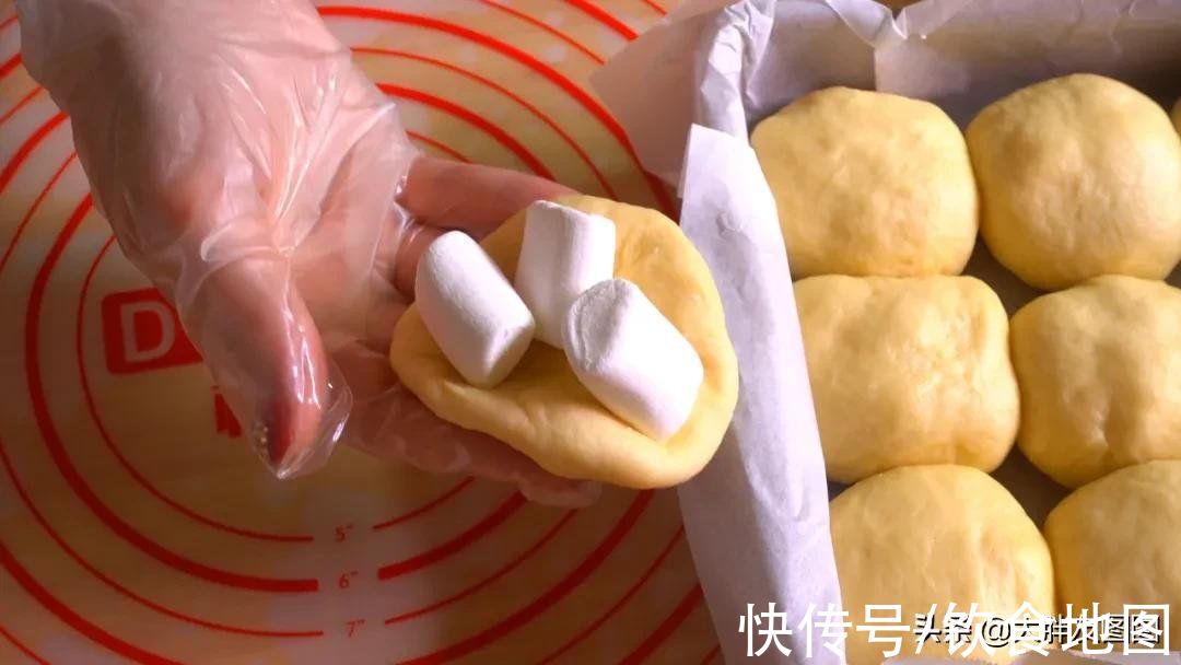 如棉花般柔软，软到让人不知所措的糖心小面包，撕开之后馋哭