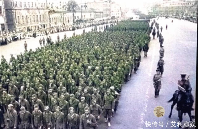 德军战俘|上色老照片：莫斯科战俘大游行，镜头下的德军满脸沮丧和悲伤