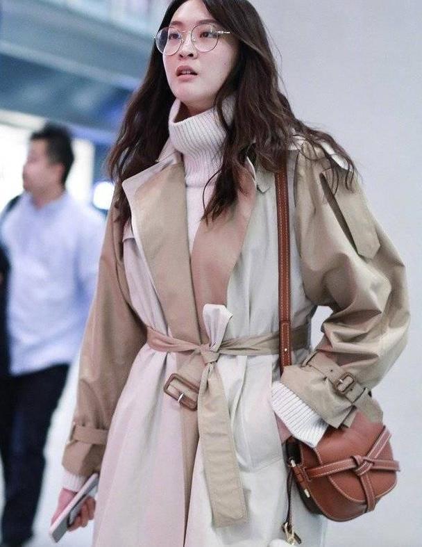 惠若琪|惠若琪也太潮了, 两件驼色风衣叠搭走机场, 搭配长筒靴气场无敌了