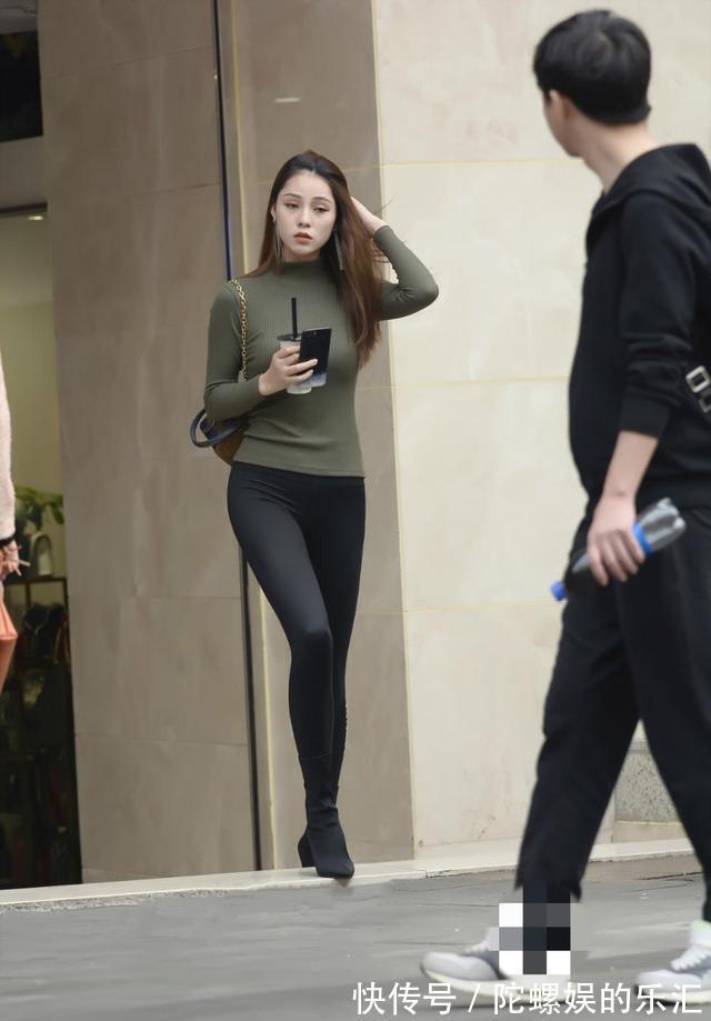 军绿色 军绿色修身上衣搭配瑜伽裤,娇嫩丰盈,温文尔雅