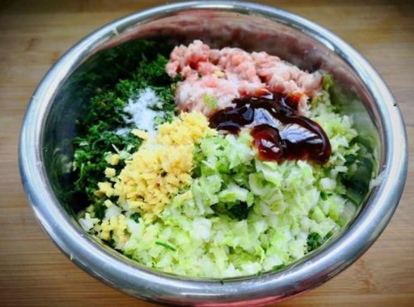 肉馅|调肉馅时,先加盐还是先加油记住3个顺序,肉馅鲜嫩多汁,真香