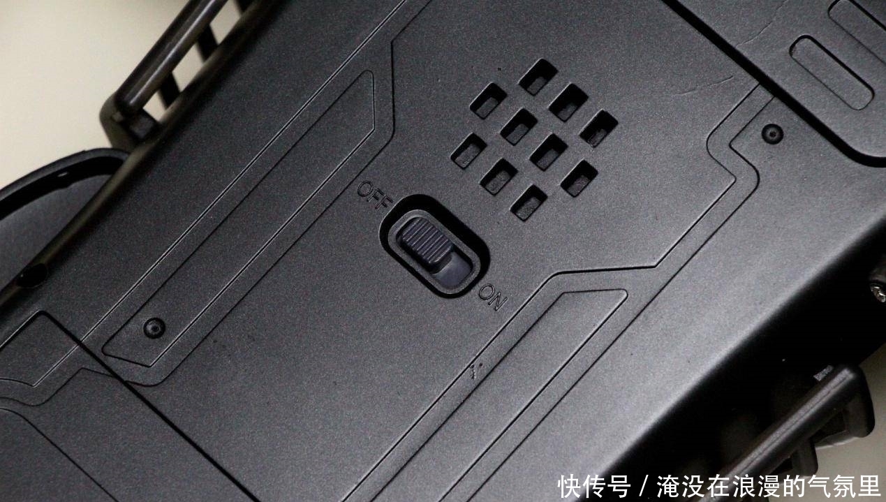 电池|全向轮轻松操控,动作智能编程:百思童智能遥控机甲评测