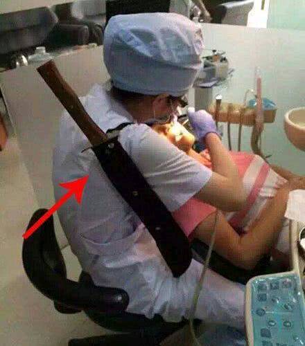 |搞笑图片幽默段子笑话看来大爷打游戏有一手,毕竟也是年轻过的