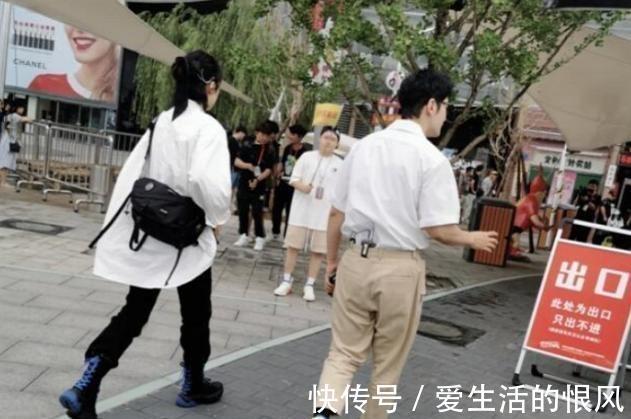 底鞋|當丁真姚安娜和黃曉明同框時,身高差太顯眼,怪不得曉明穿厚底鞋