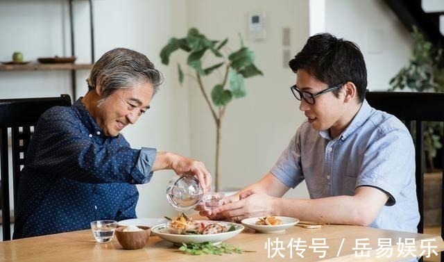 孝顺|上了年纪的老人,该不该把手里的钱告诉子女三位老人说得很实在