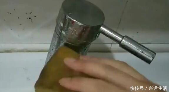 用途|抽剩下的烟头别扔,放进水中泡一泡,这3个用途,很多家庭都需要