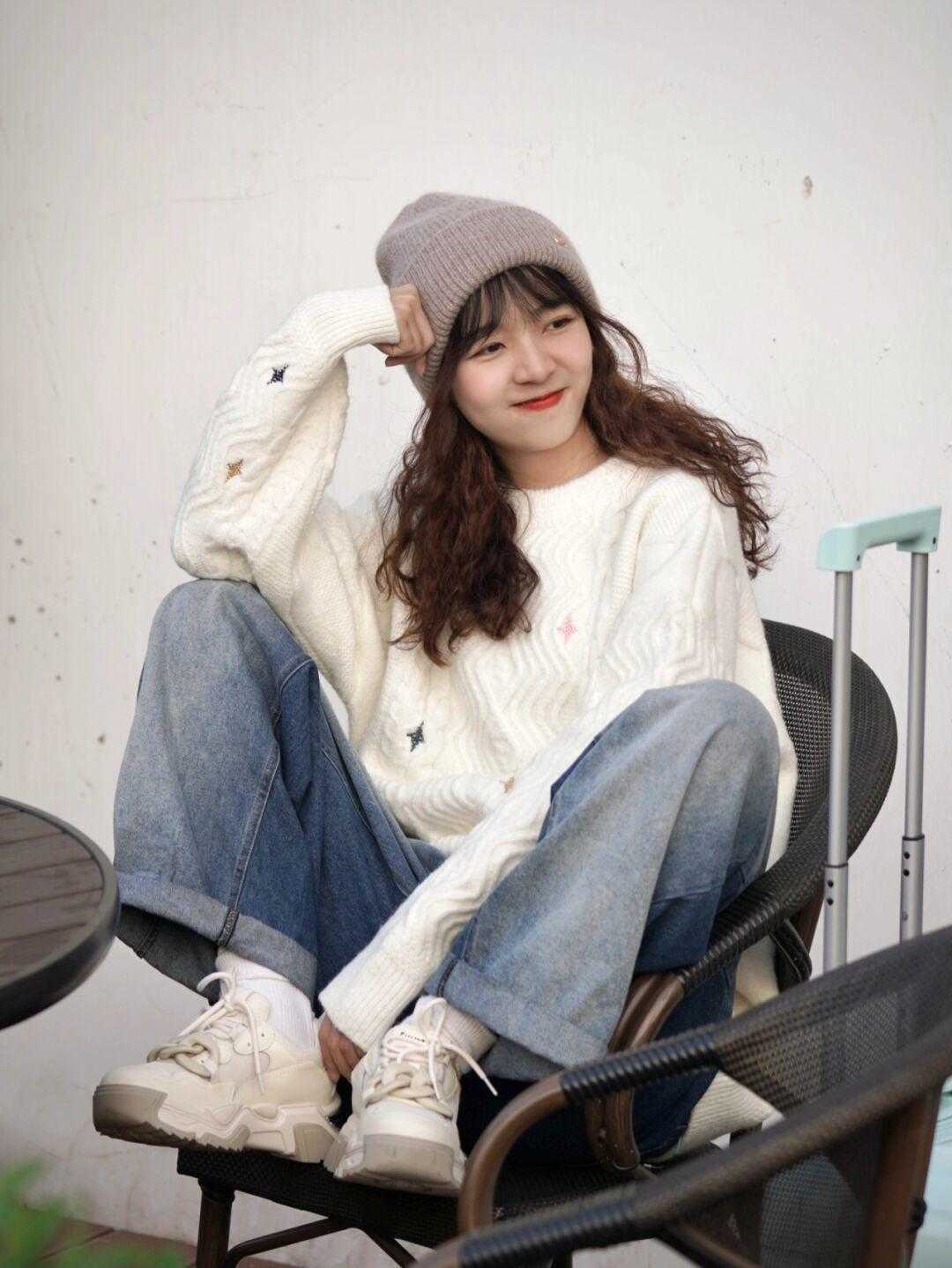 冬天 入冬女生人手一件白毛衣,冬天这么穿更温柔,更有气质