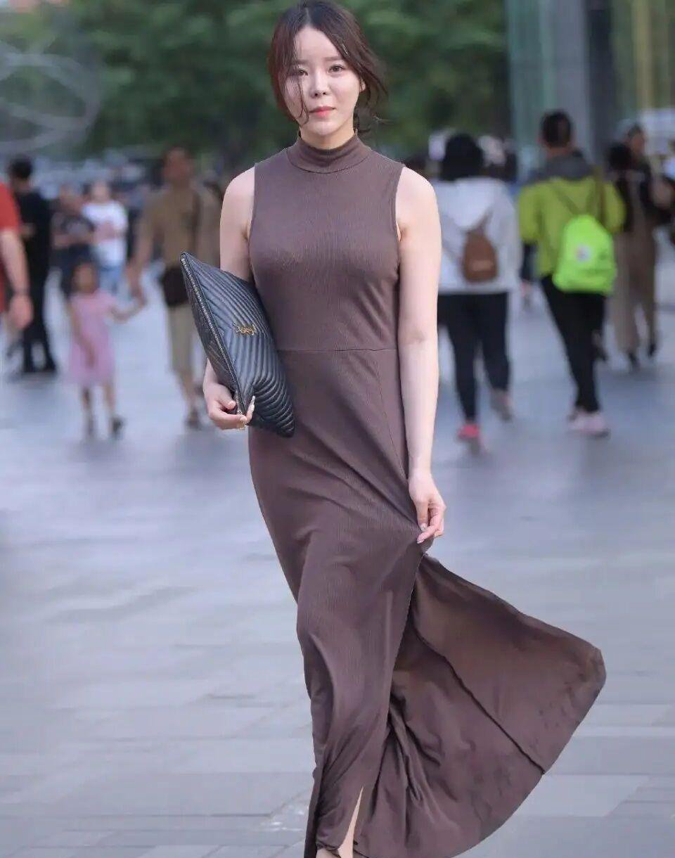 “A字裙”的潮流已经没有了，今年流行“马甲裙”，又瘦又洋气