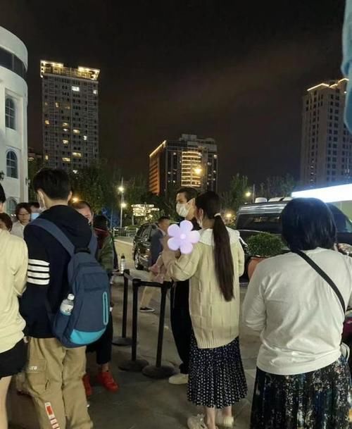 向佐|郭碧婷一家五口看动画展，cora打扮粉嫩超可爱，长得像爸爸