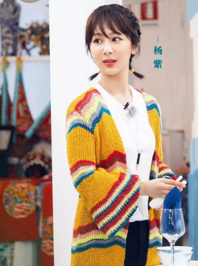 杨紫录制《中餐厅》被偶遇，扎小辫子化身收银员小妹，颜值超耐扛