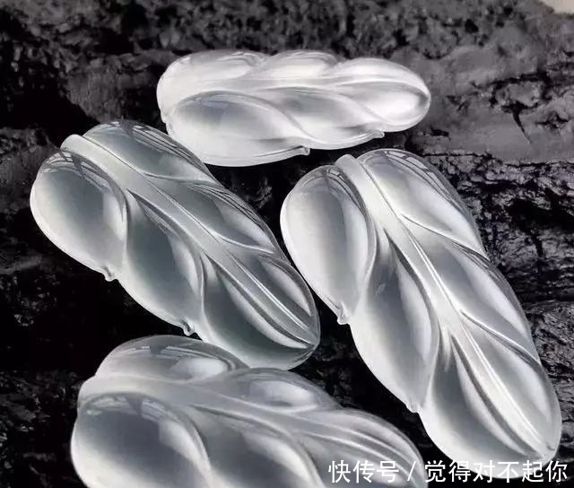 水头|老大爷嫌自己佩戴的翡翠水头不太好,用水一泡后,一看吓了一跳