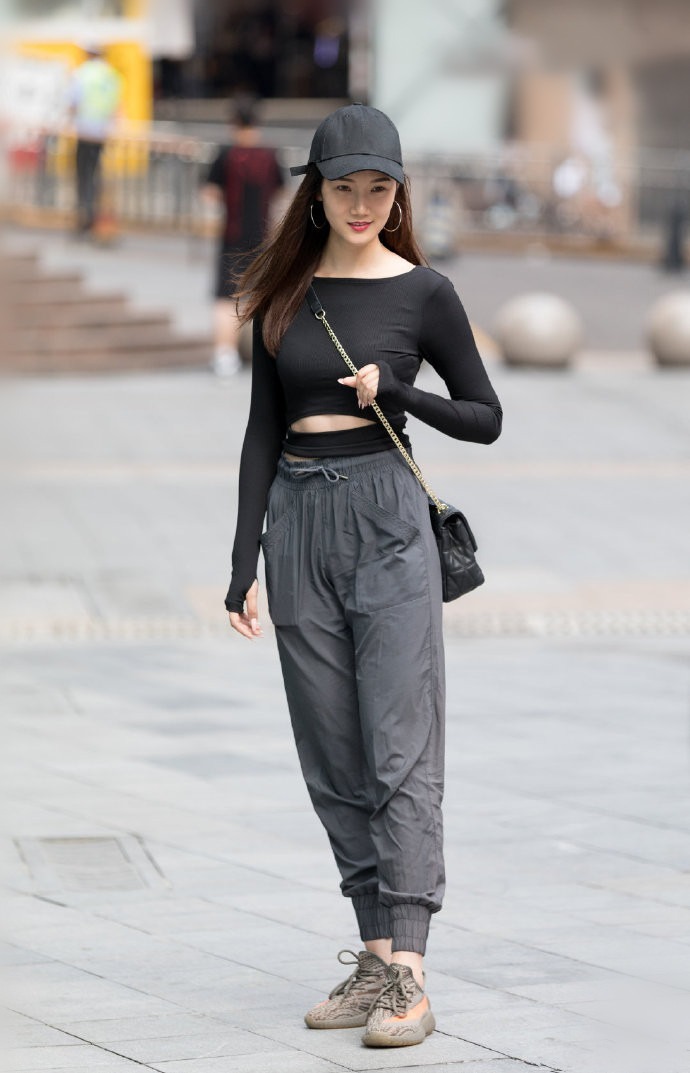 黑色的穿搭|街拍:肤如凝脂的美女,黄色外套配黑色短裙,时尚魅力女人味