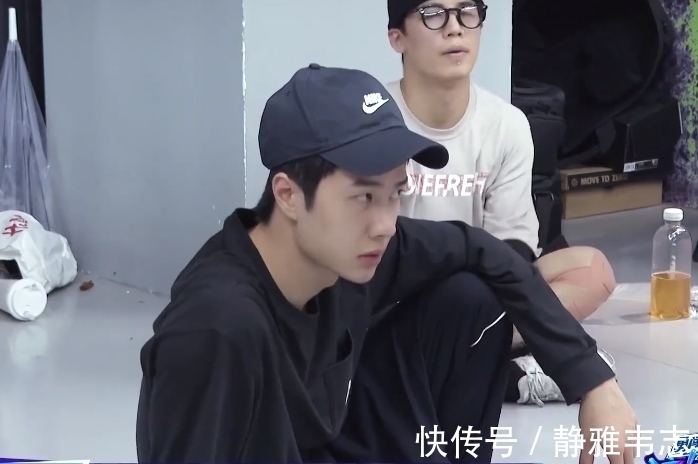 王一博街舞室内花絮被传,镜头一扫而过,23岁素颜我没眼花吧