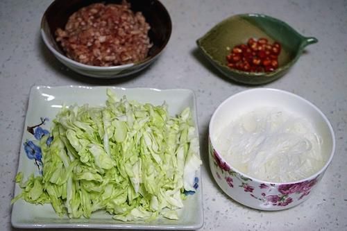 10分钟就做好的快手家常菜，肉末粉丝包菜，一上桌全家都抢着吃