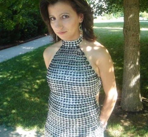 国外女孩用六千多个拉环做成礼服,惊艳亮相毕业舞会