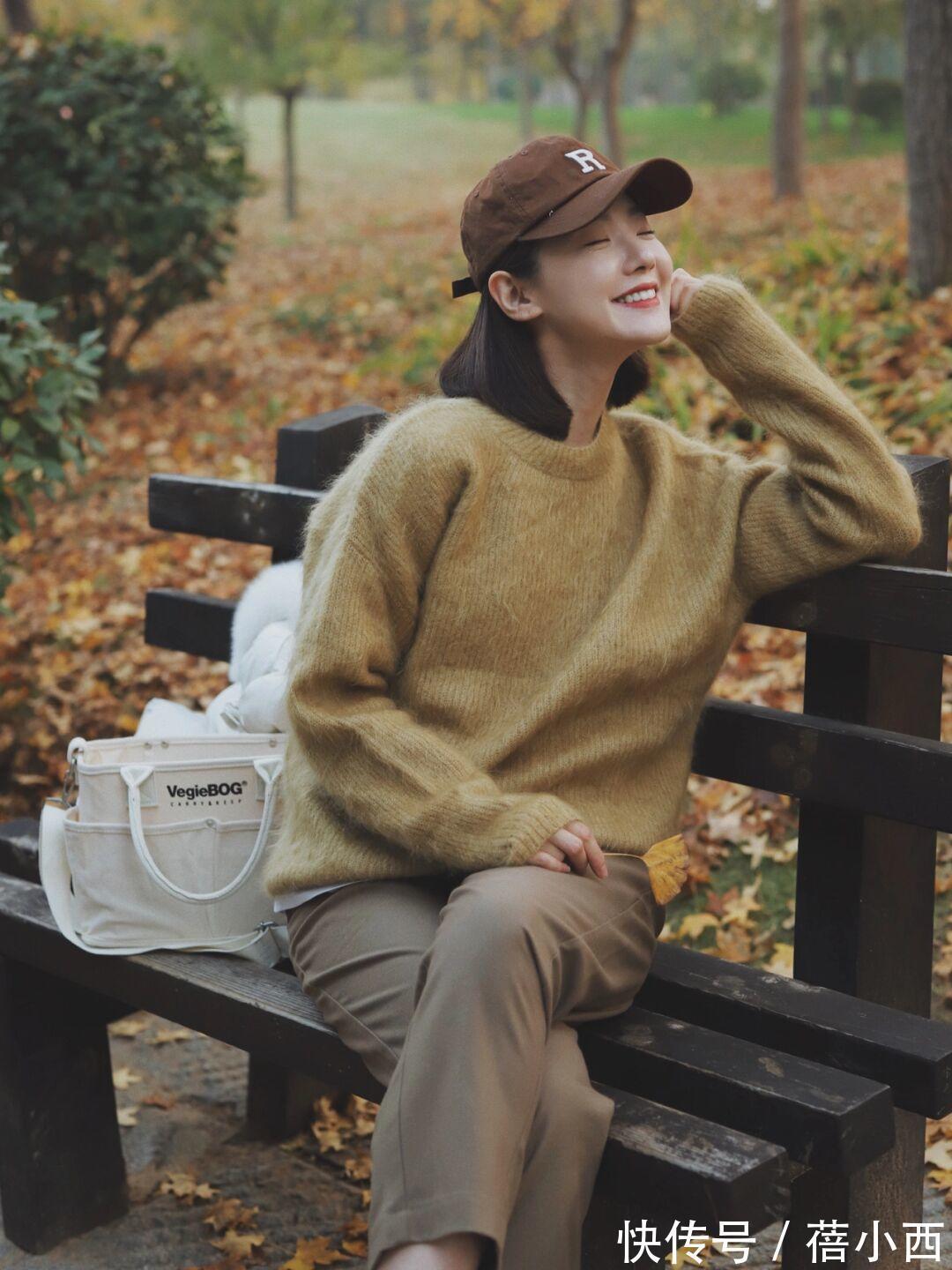 毛衣 冬季衣服不用多,学会实用的“毛衣穿法”就够了,出街告别路人感