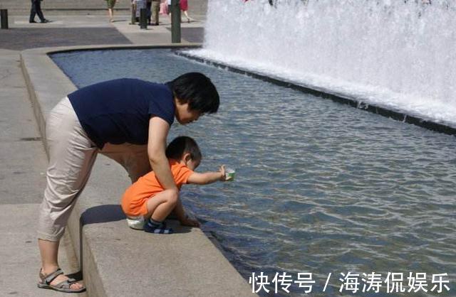 妈妈|2岁女儿出门买菜,却被小区闸机“拦住”,奶奶在后面笑弯了腰