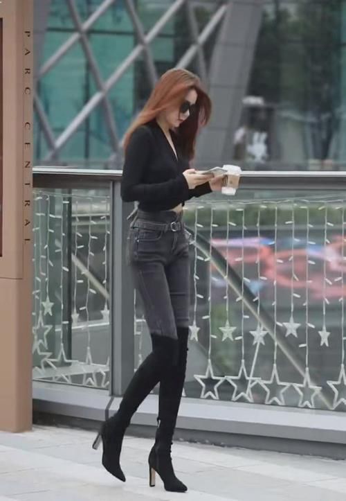 想象|小姐姐仗着腿长,穿与裤子融为一体的鞋子,这效果你想象不到