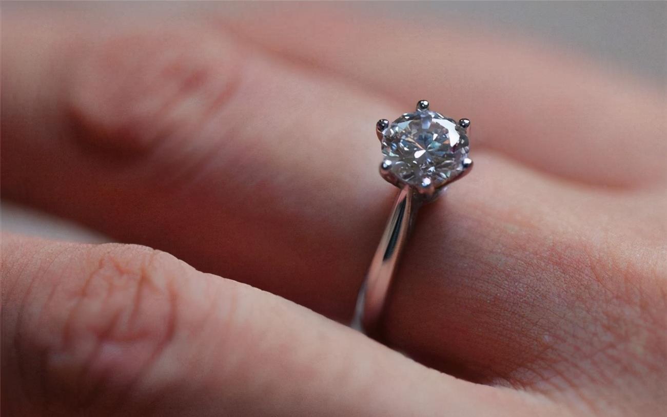新娘子 90%的合成钻石在中国生产,合成钻石值不值得购买?